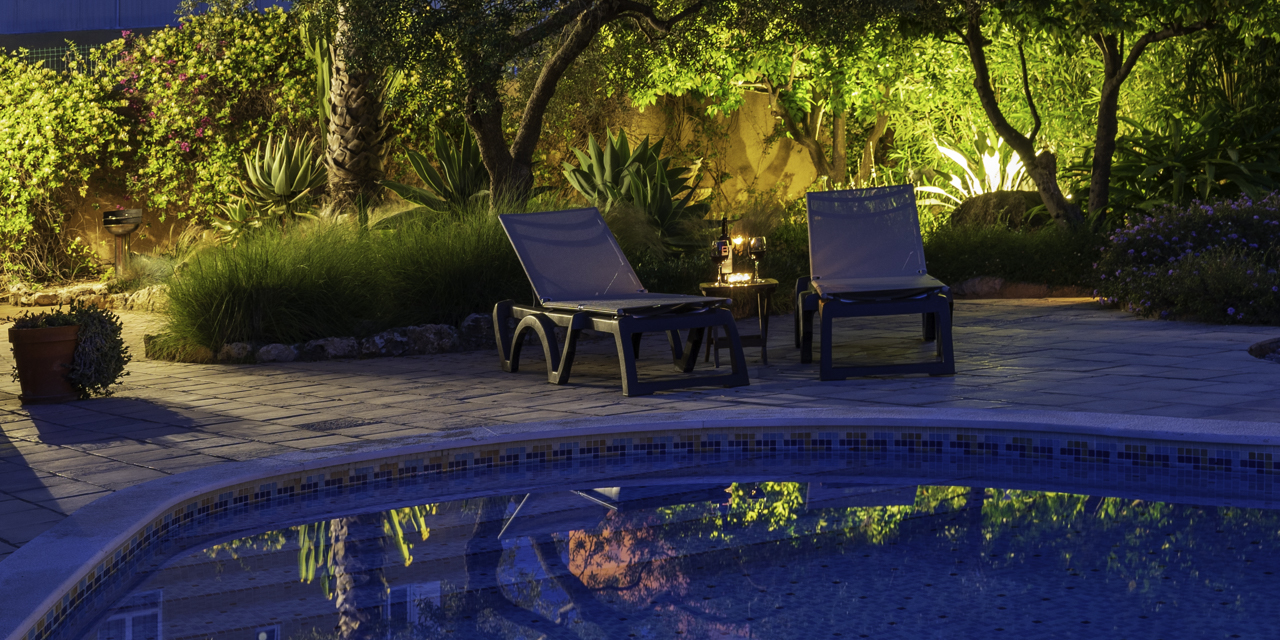 Garten und Pool der OÁSIS - Ferienhaus