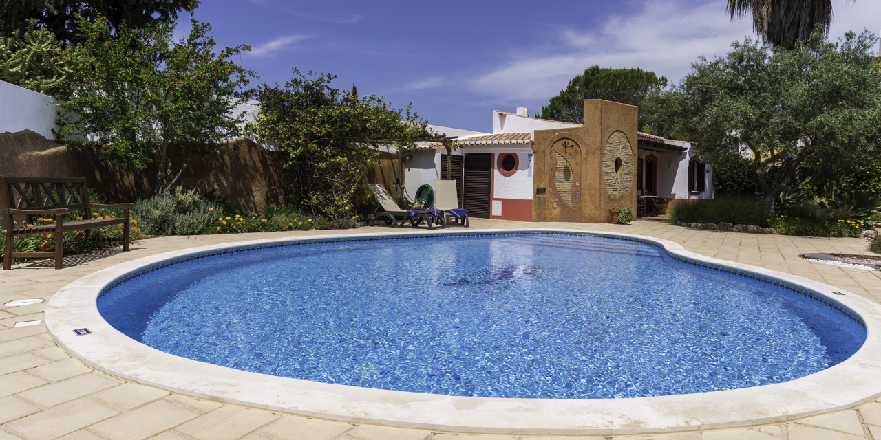 Garten und Pool der OÁSIS - Ferienhaus