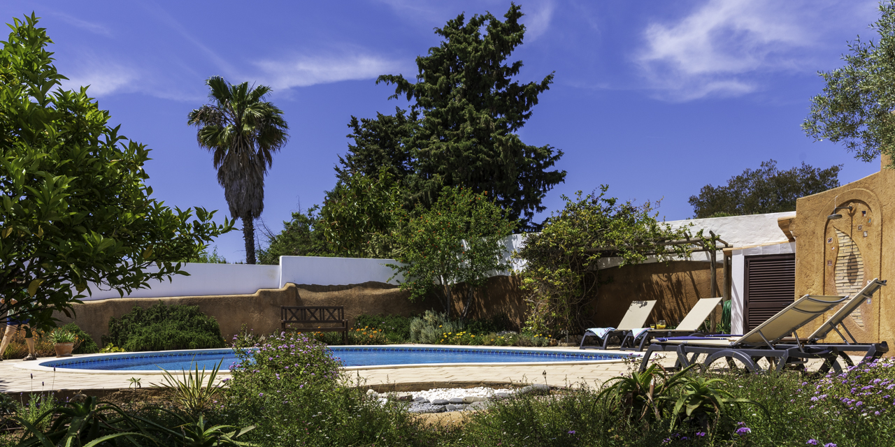 Mediterraner Garten und Pool im OÁSIS Garden Village