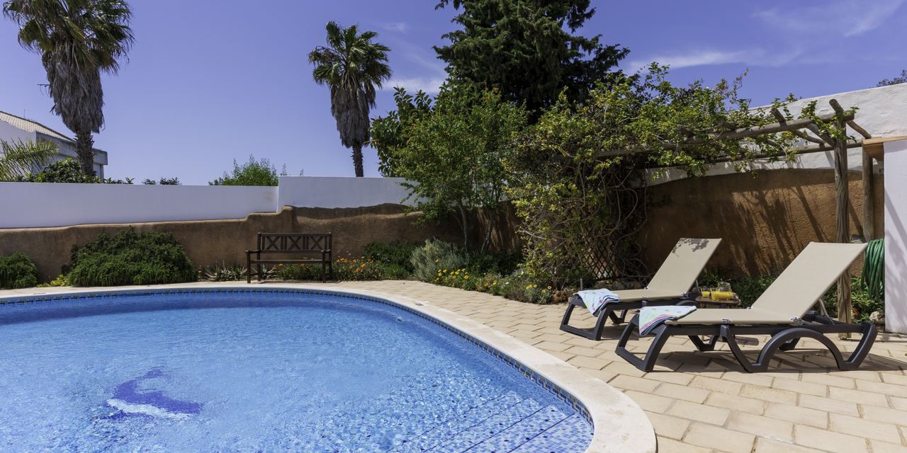 Mediterraner Garten und Pool im OÁSIS Garden Village